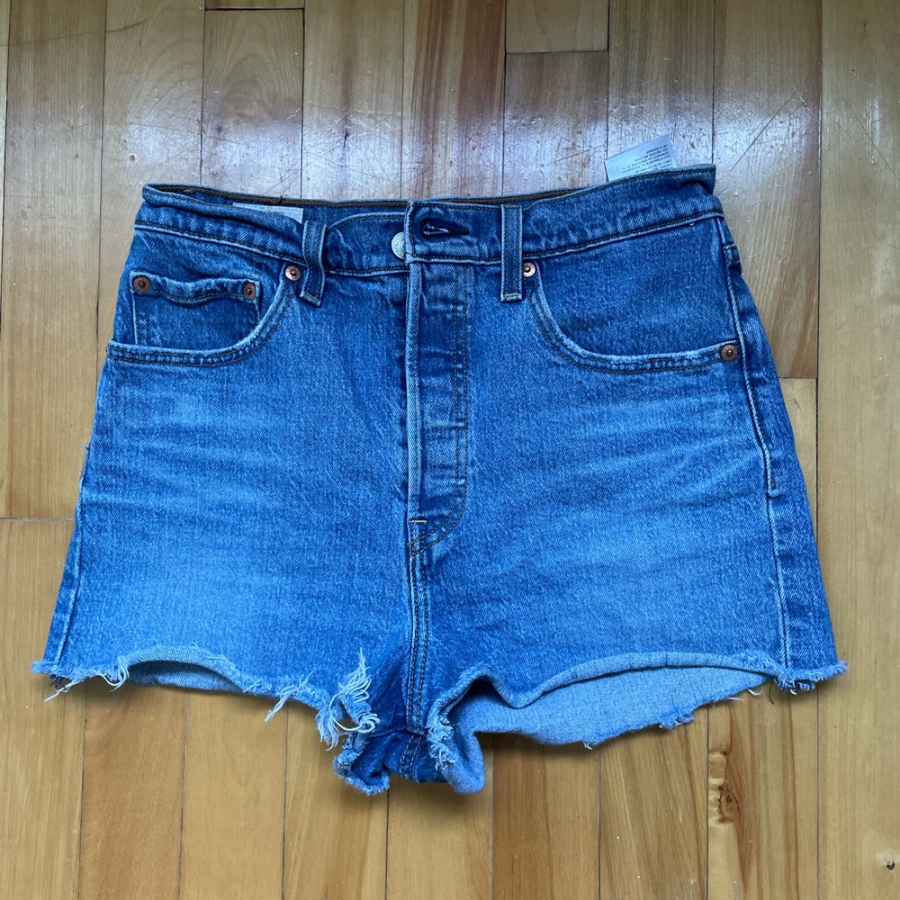 NwOT Levi's ribcage premium Blue Shorts - size 28